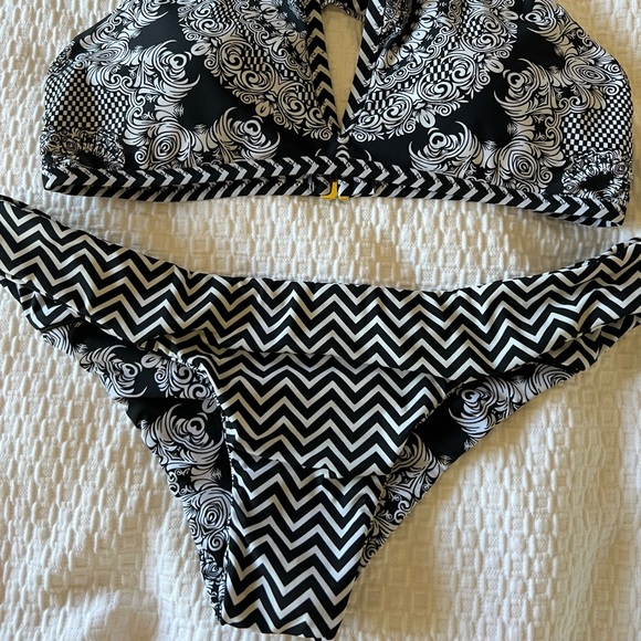 Red Carter medallion print 2 piece - Picture 4 of 5